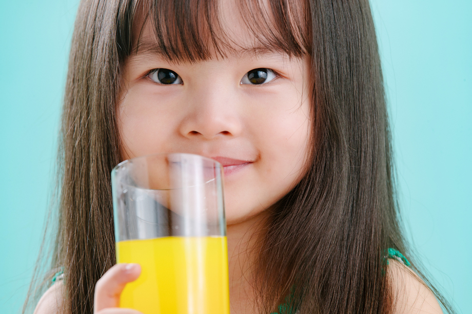 可爱的小女孩喝饮料