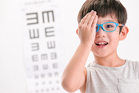 小男孩测视力图片