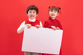 两个小朋友拿着白板