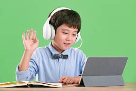 小学生使用平板电脑在线学习
