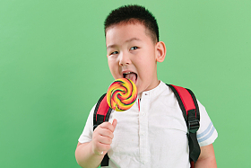 可爱的小男孩拿着棒棒糖图片