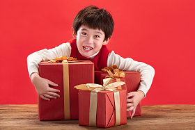 小男孩和新年礼物照片