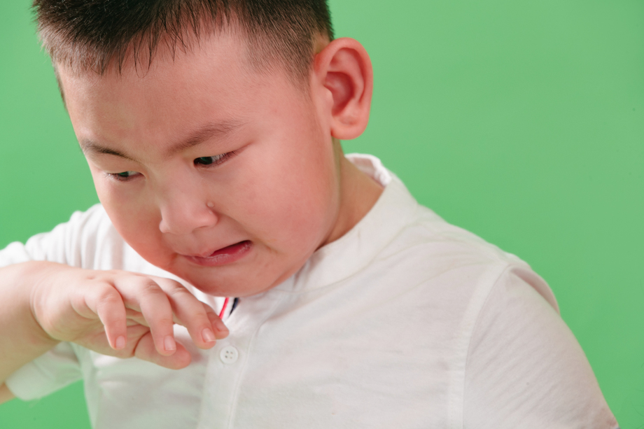 伤心的小男孩哭图片