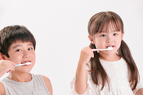 两个小朋友刷牙图片