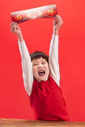 小男孩过新年图片