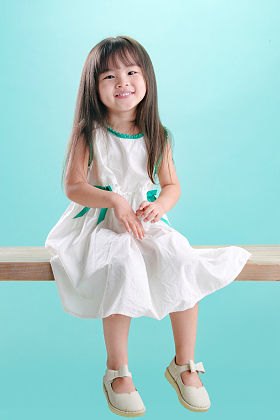 长发飘飘的可爱小女孩