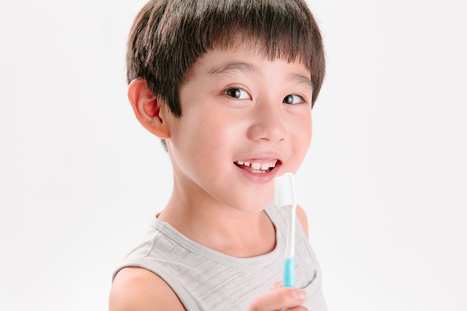 小男孩刷牙