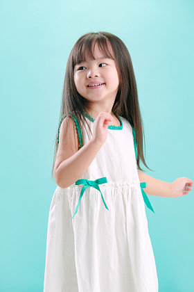 长发飘飘的可爱小女孩图片