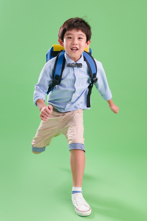 背书包的快乐小学生 背书包的快乐小学生