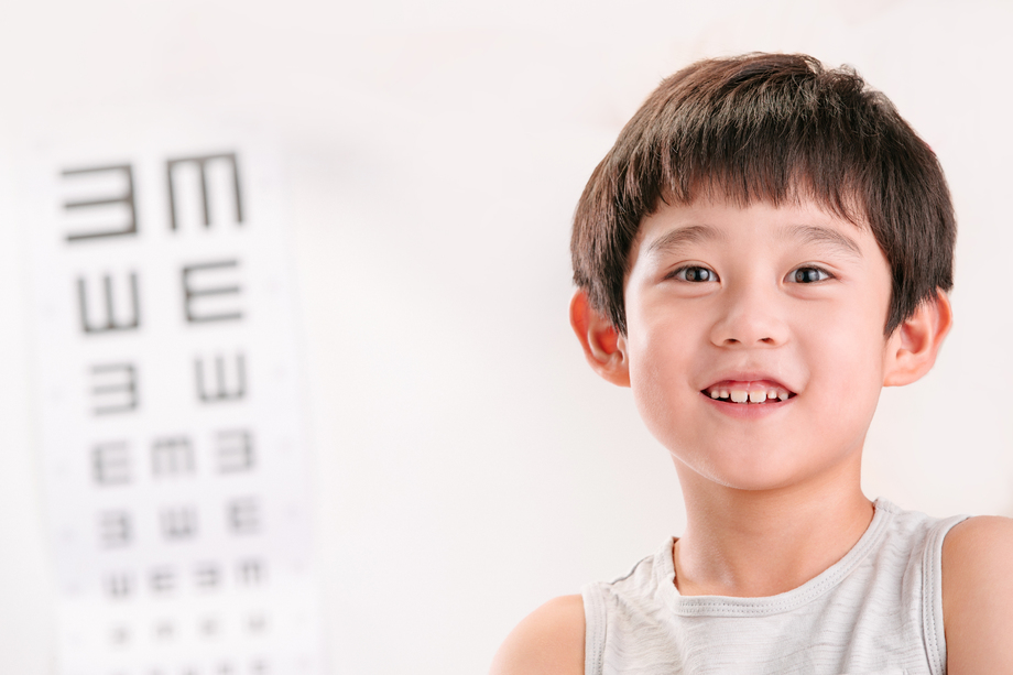 小男孩和视力表图片 小男孩和视力表图片