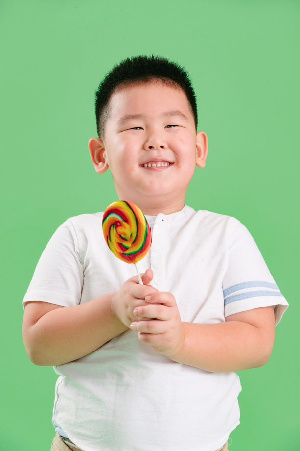 可爱的小男孩拿着棒棒糖