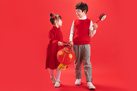 两个小朋友拿着红灯笼图片