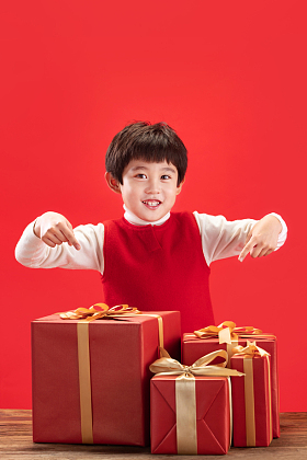小男孩和新年礼物