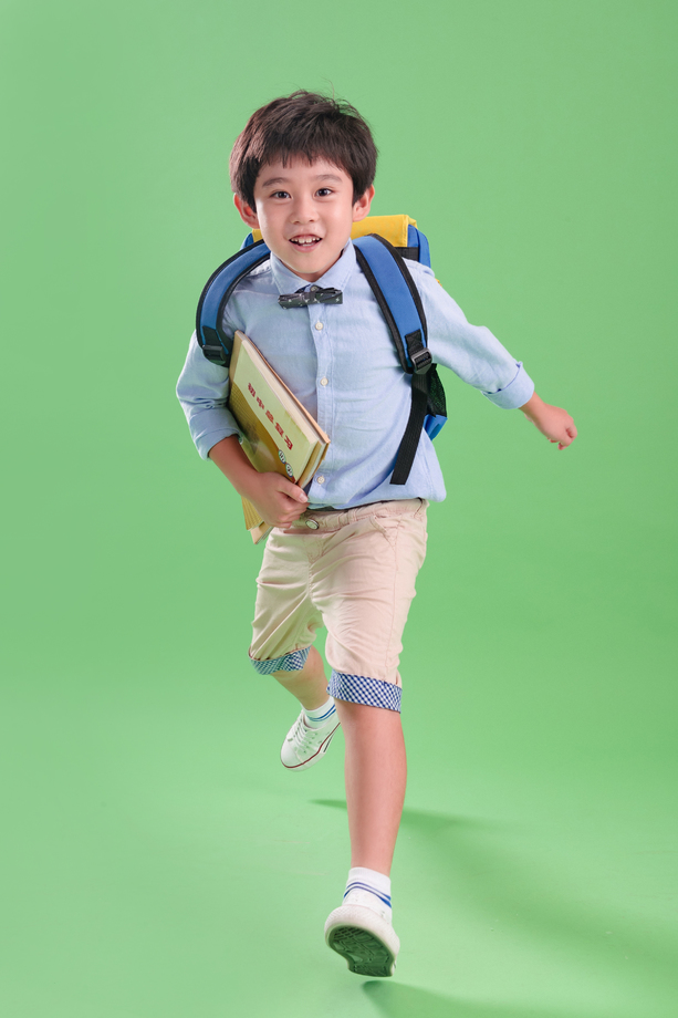背书包的快乐小学生照片