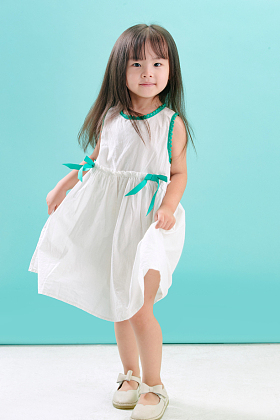 长发飘飘的可爱小女孩