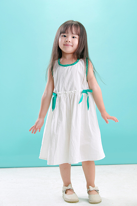 长发飘飘的可爱小女孩图片