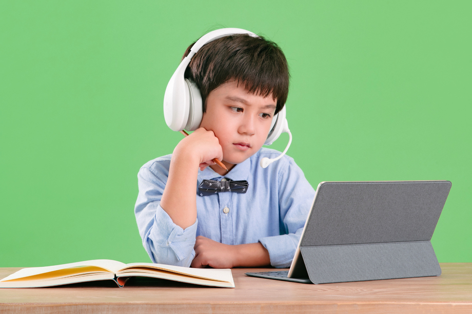 疲劳的小学生在线学习