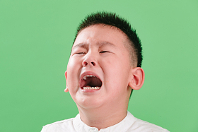 伤心的小男孩哭