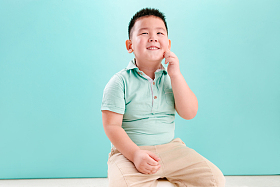 小男孩的可爱表情