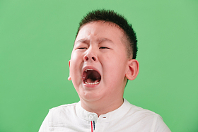 伤心的小男孩哭照片