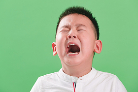 伤心的小男孩哭