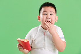 可爱的小男孩吃薯条图片