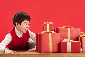 小男孩和新年礼物图片