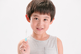 小男孩刷牙