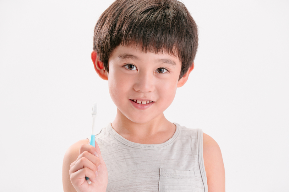 小男孩刷牙