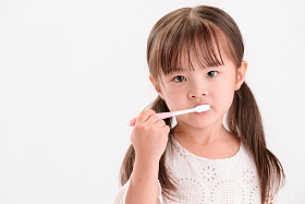 小女孩刷牙图片