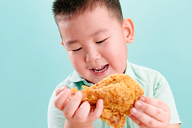 可爱的小男孩吃炸鸡图片