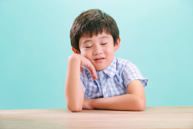 小男孩的可爱表情