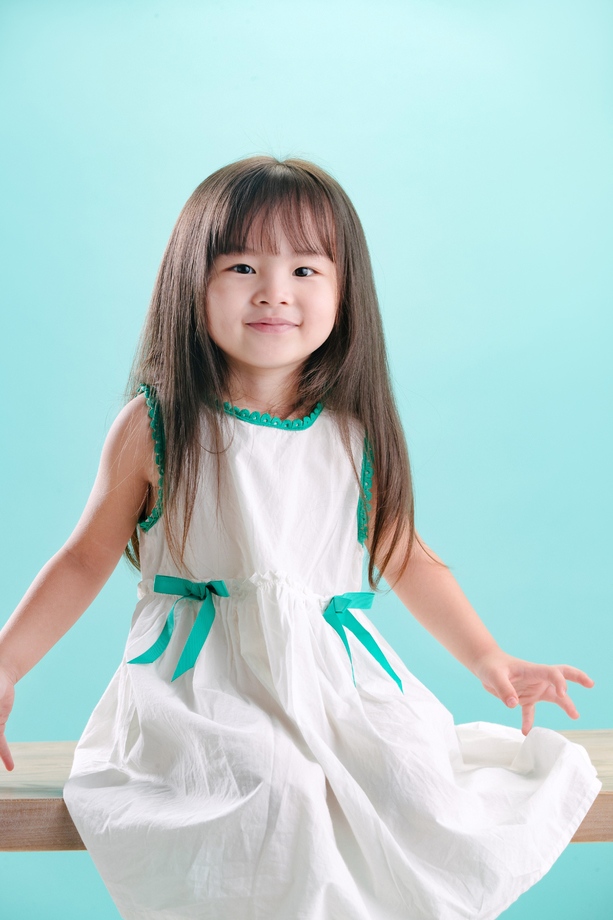 长发飘飘的可爱小女孩