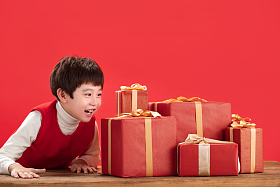 小男孩和新年礼物图片