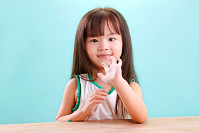 小女孩的可爱表情照片