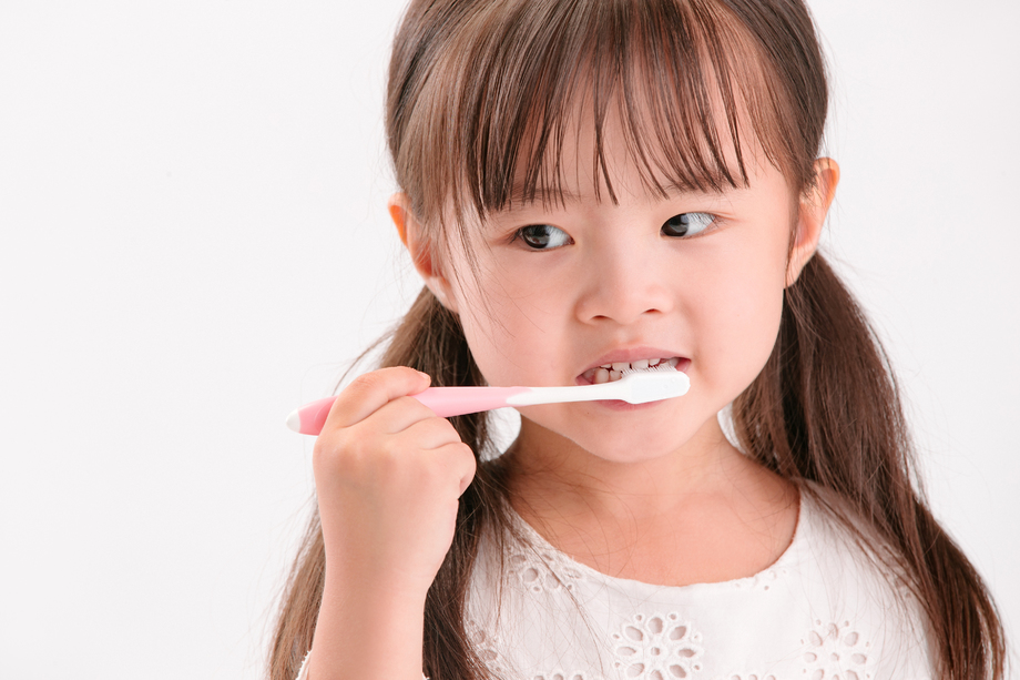 小女孩刷牙 小女孩刷牙