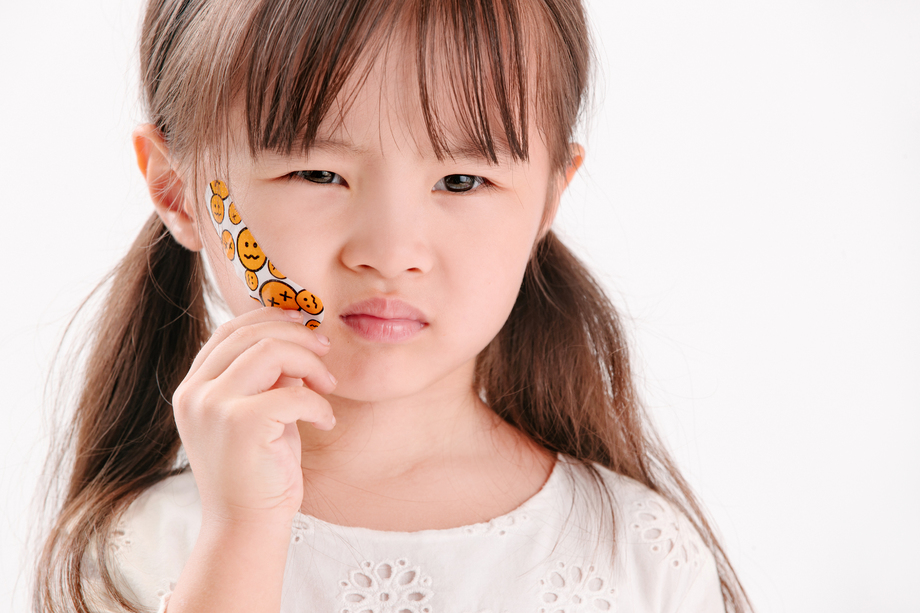 脸上受伤的小女孩图片 脸上受伤的小女孩图片