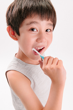 小男孩刷牙