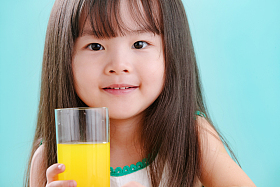 可爱的小女孩喝饮料