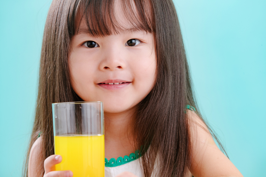 可爱的小女孩喝饮料 可爱的小女孩喝饮料