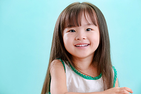 小女孩的可爱表情照片