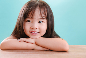 小女孩的可爱表情照片