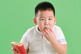 可爱的小男孩吃薯条图片
