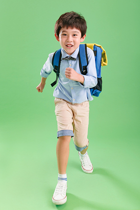 背书包的快乐小学生
