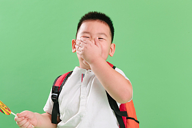 可爱的小男孩拿着棒棒糖