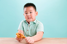 可爱的小男孩吃炸鸡