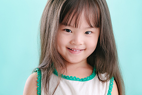 小女孩的可爱表情