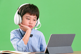 疲劳的小学生在线学习图片