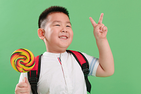 可爱的小男孩拿着棒棒糖
