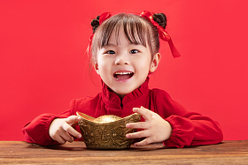 小女孩拿着金元宝过新年图片